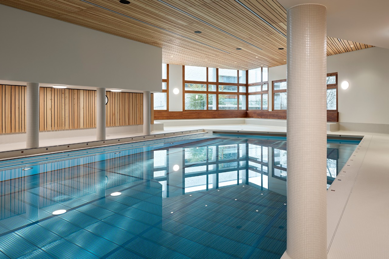 In der Schwimmhalle: Dank neuer Innendämmung konnte die Energieeffizienz deutlich gesteigert werden (© Roland Bernath, Zürich).
